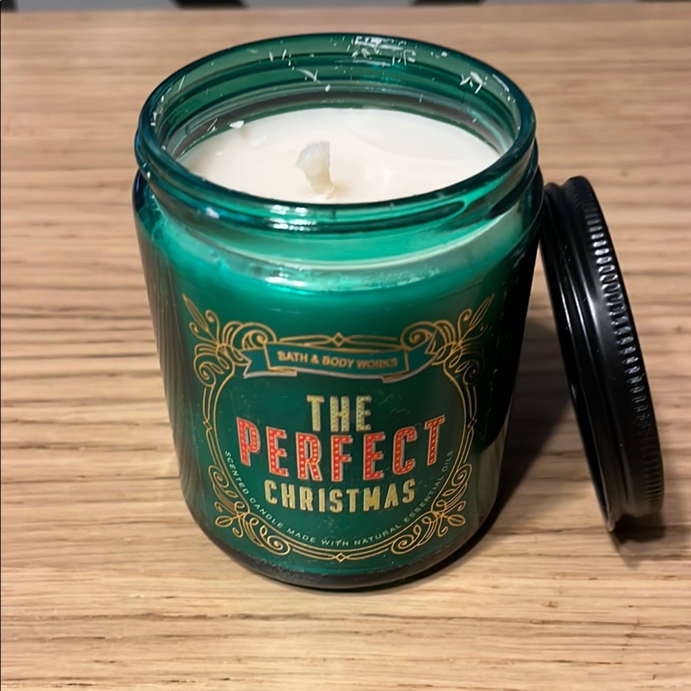 Bath & Body Works Single Wick Candle. The Perfect Christmas. - Picture 2 of 3